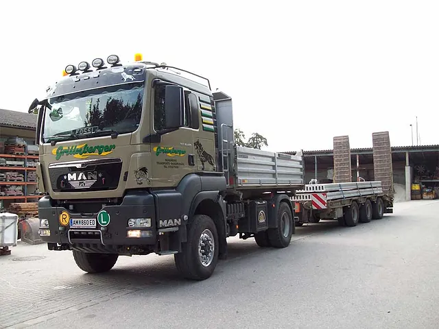 Bagger schüttet Kies aus